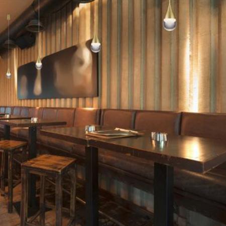 Tropfenförmige matt goldene Helestra LED Pendelleuchte DEEP