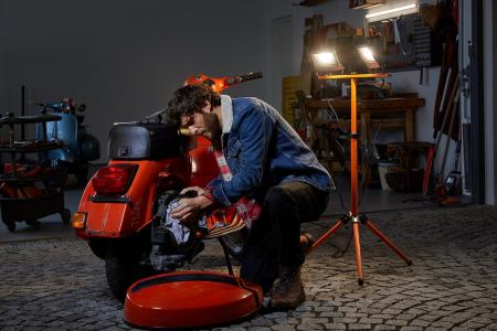 OSRAM LED WORKLIGHT Außenstrahler Baustellenstrahler 2x50W 4000K neutralweiß IP65 mit Stativ mobil grau/orange