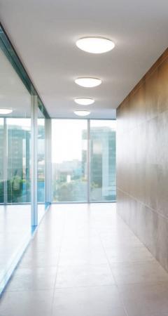 OSRAM Orbis LED Decken- und Wandleuchte mit SENSOR ø40cm warmweißes Licht IP44 - spritzwassergeschützte Anbauleuchte in Weiß aus Aluminium, für Bad, Gänge und Flure