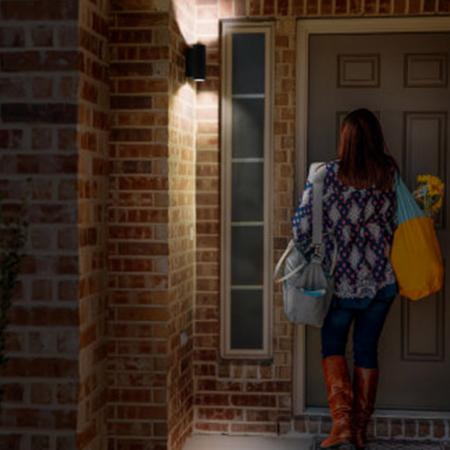 OSRAM Zweiseitg leuchtende BEAM Terrasssen Wandlampe dunkelgrau mit Dekoringen