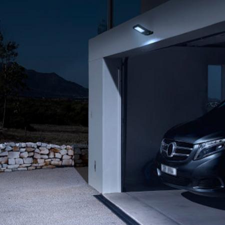 LEDVANCE Kompakter LED Fluter 10W 4000K neutralweißes Licht IP65 in Weiß