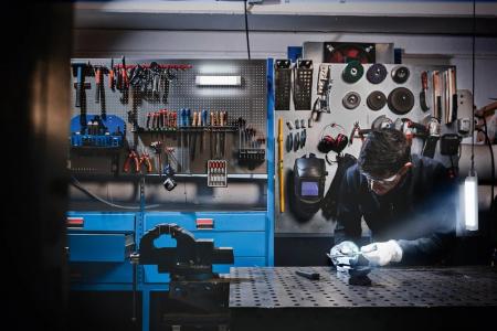 OSRAM LINEAR LED TASKLIGHT Mobile Akkuleuchte zur Orientierung - tagelichtweiß mit 6500K, dimmbar per Touch-Schalter, batteriebetrieben, USB-Ladekabel, lange Lebensdauer, für Innen- und Außenräume