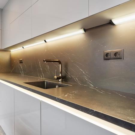 55cm OSRAM LED Lichtleiste Linear Angle Frameless Sensor schwarz - mit umschaltbarer Farbtemperatur