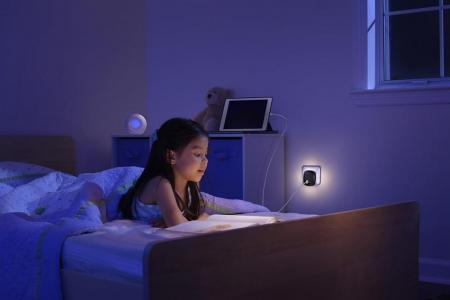 OSRAM Steckdosen Nachtlicht LUNETTA Edge Schwarz mit USB-A & USB-C Anschluss - Ladefunktionalität, lange Lebensdauer, IP20, warmweißes Licht, Tageslichtsensor