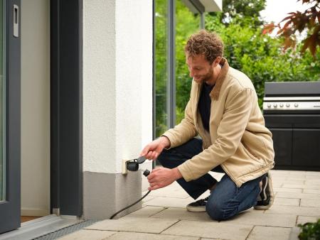 OSRAM SMART+ MATTER Außensteckdose mit Energieverbrauchskontrolle in Schwarz IP44-Schutz, Integration von Geräten ins Smart Home