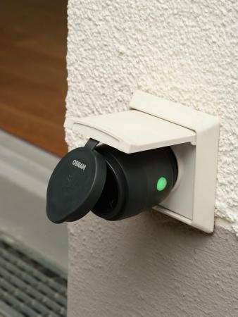 OSRAM SMART+ MATTER Außensteckdose mit Energieverbrauchskontrolle in Schwarz IP44-Schutz, Integration von Geräten ins Smart Home