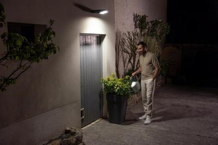 Osram Solar LED Außen Fluter ENDURA FLOOD mit Sensor 10W 4000K neutralweißes Licht - Fernbedienung, lange Batterielaufzeit bis zu vier Stunden bei voller Helligkeit, Schutzklasse IP65