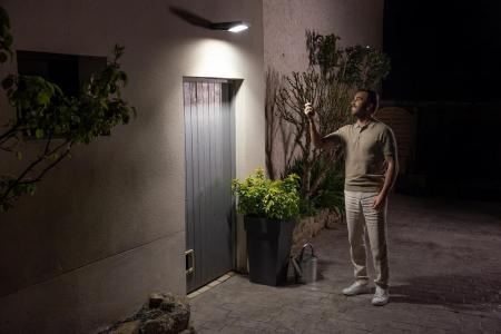 Osram Solar LED Außen Fluter ENDURA FLOOD mit Sensor 10W 4000K neutralweißes Licht - Fernbedienung, lange Batterielaufzeit bis zu vier Stunden bei voller Helligkeit, Schutzklasse IP65