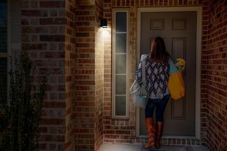 OSRAM  Nach unten scheinende BEAM Außenwandleuchte - indirektes Licht, Aluminiumgehäuse Dunkelgrau, IP44, für Fassaden