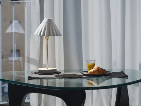 OSRAM Tischleuchte Decor Pulp weiß dimmbar aus Metall und Pappmaschee mit E14 Fassung