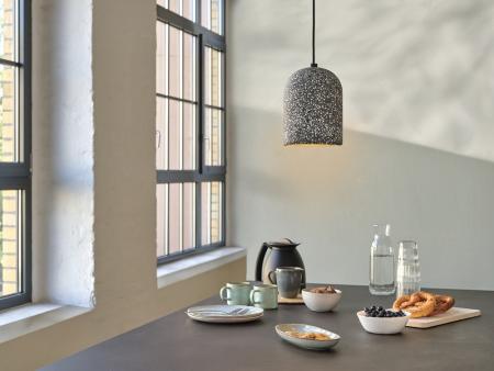 Pendelleuchte Decor Pill aus Terrazzo Stein mit E27 Fassung in Schwarz gesprenkelt Ø 15 cm