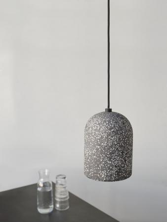 Pendelleuchte Decor Pill aus Terrazzo Stein mit E27 Fassung in Schwarz gesprenkelt Ø 15 cm