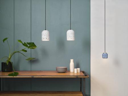 Pendelleuchte Decor Ball aus Terrazzo Stein mit GU10 Fassung gesprenkelt in Blau mit Gold Applikationen