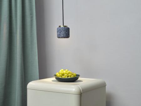Pendelleuchte Decor Ball aus Terrazzo Stein mit GU10 Fassung gesprenkelt in Blau mit Gold Applikationen