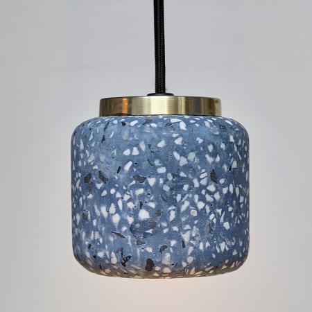 Pendelleuchte Decor Ball aus Terrazzo Stein mit GU10 Fassung gesprenkelt in Blau mit Gold Applikationen
