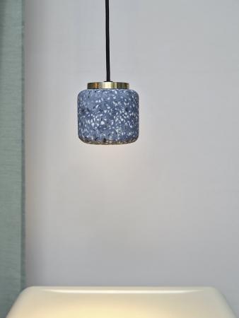 Pendelleuchte Decor Ball aus Terrazzo Stein mit GU10 Fassung gesprenkelt in Blau mit Gold Applikationen