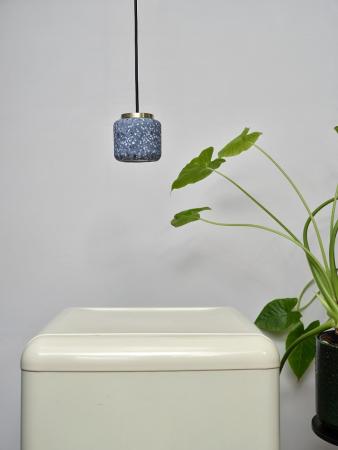 Pendelleuchte Decor Ball aus Terrazzo Stein mit GU10 Fassung gesprenkelt in Blau mit Gold Applikationen