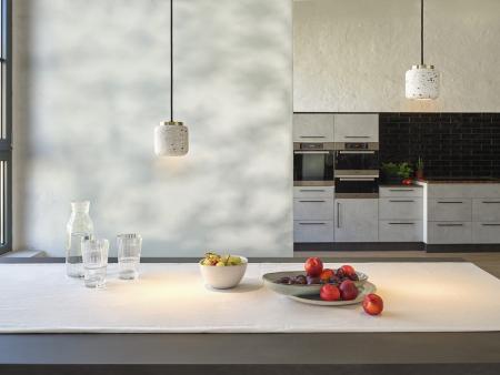 Pendelleuchte Decor Ball aus Terrazzo Stein mit GU10 Fassung gesprenkelt in Weiß mit Gold Applikationen