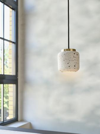 Pendelleuchte Decor Ball aus Terrazzo Stein mit GU10 Fassung gesprenkelt in Weiß mit Gold Applikationen
