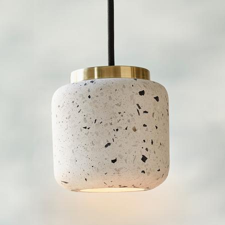 Pendelleuchte Decor Ball aus Terrazzo Stein mit GU10 Fassung gesprenkelt in Weiß mit Gold Applikationen
