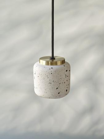 Pendelleuchte Decor Ball aus Terrazzo Stein mit GU10 Fassung gesprenkelt in Weiß mit Gold Applikationen