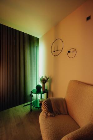 142cm Osram SMART+ WIFI Corner Stehleuchte mit Tunable White und RGBW Farbwechsel speziell zur eindrucksvollen Eckenausleuchtung - Aluminium schwarz