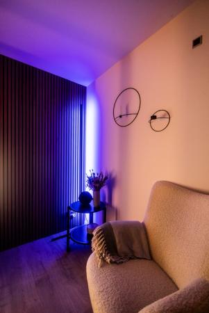 142cm Osram SMART+ WIFI Corner Stehleuchte mit Tunable White und RGBW Farbwechsel speziell zur eindrucksvollen Eckenausleuchtung - Aluminium schwarz