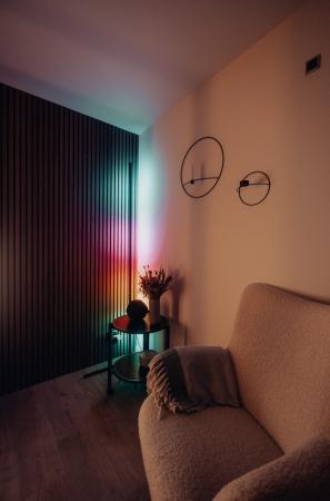 142cm Osram SMART+ WIFI Corner Stehleuchte mit Tunable White und RGBW Farbwechsel speziell zur eindrucksvollen Eckenausleuchtung - Aluminium schwarz