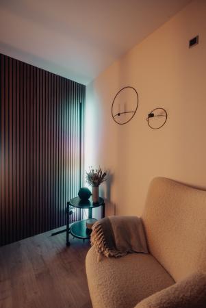 142cm Osram SMART+ WIFI Corner Stehleuchte mit Tunable White und RGBW Farbwechsel speziell zur eindrucksvollen Eckenausleuchtung - Aluminium schwarz