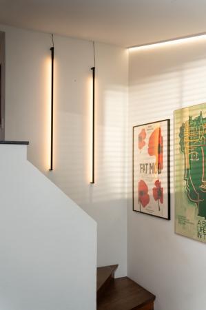 142cm Osram SMART+ WIFI Corner Stehleuchte mit Tunable White und RGBW Farbwechsel speziell zur eindrucksvollen Eckenausleuchtung - Aluminium schwarz