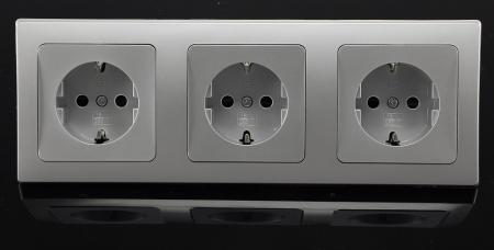 ChiliTec DELPHI 23064 Set 3x Schutzkontakt-Steckdose + 3-fach Rahmen, Silber, 250 V/16 A, Steckanschluss
