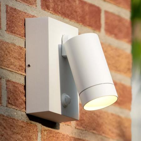 Lucide TAYLOR Wandstrahler IP54 Weiß – 1x GU10 Außenwandleuchte mit Bewegungssensor