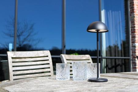 Lucide JOY – kompakte Akku Tischleuchte für Innen & Außen in Schwarz mit warmweißem Licht
