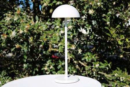 Lucide JOY – elegante Akku Tischleuchte für Innen & Außen in Weiß mit warmweißem Licht