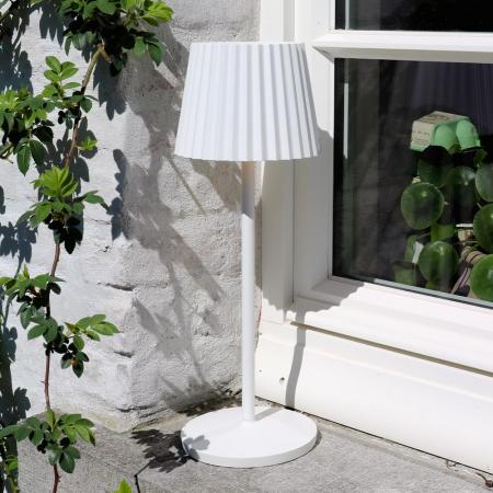 Lucide JUSTINE – moderne Akku Tischleuchte für Innen & Außen in Weiß mit warmweißem Licht