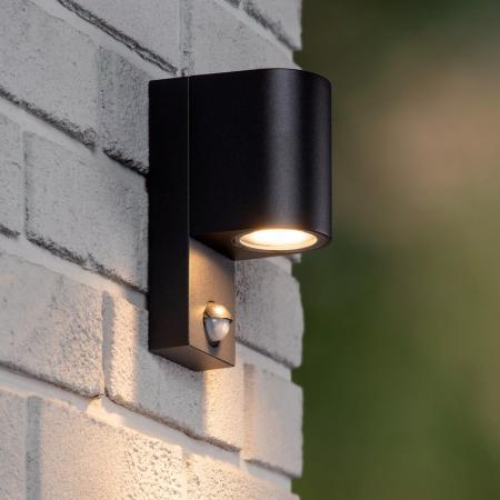 Lucide ZARO Wandstrahler IP65 Schwarz – 1x GU10 Außenwandleuchte mit Sensor