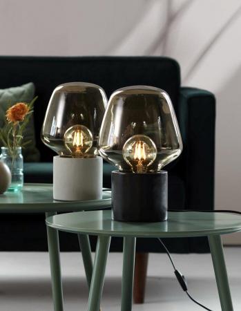 Charmante Beton Tischleuchte mit Rauchglas Schirm für den Beistelltisch