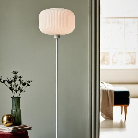 Stehleuchte Milford mit weißem Schirm aus Opal Glas für ein klassisches Wohnambiente
