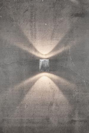 LED-Wandleuchte Up&Down würfelförmig aus verzinktem Metall inkl. 2 warmweisse LEDs