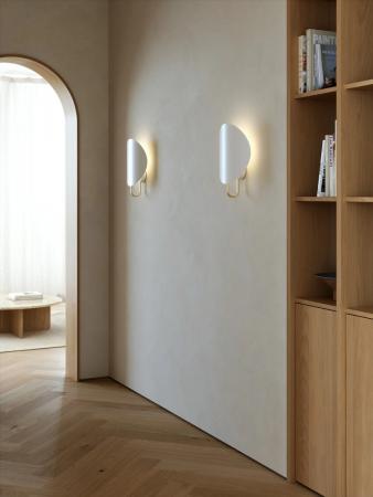 Design For The People Wandleuchte Weiß Messing – modernes Design von Anker Studio