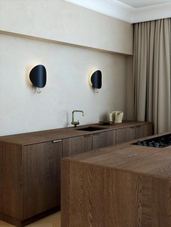 Design For The People Wandleuchte Schwarz Messing – modernes Design von Anker Studio