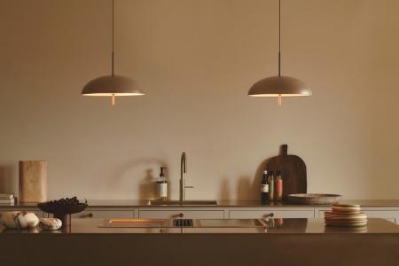 Design For The People Versale Pendelleuchte Braun – skandinavische Designerleuchte von Anker Studio