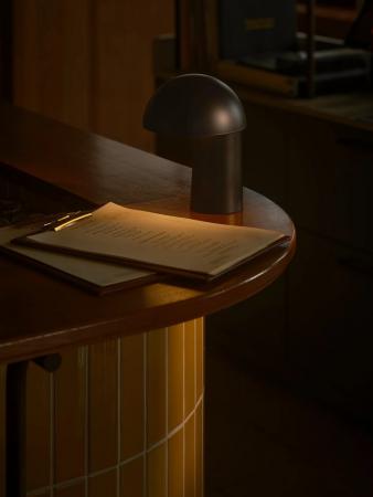 Design For The People Faye Portable Table Lamp Black – kabellose Designer-Tischleuchte von Charlotte Høncke