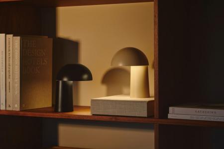 Design For The People Faye Portable Table Lamp Beige – kabellose Designer-Tischleuchte von Charlotte Høncke