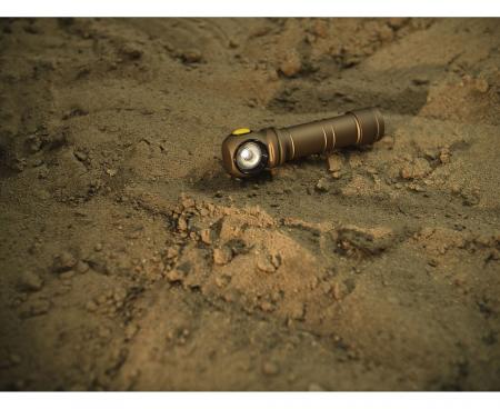 Armytek Wizard C2 Pro Magnet USB Sand Taschen- und Stirnlampe mit Magnethalterung akkubetrieben weißes Licht