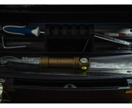 Armytek Wizard C2 Pro Max Magnet USB Sand Taschen- und Stirnlampe mit Magnethalterung / Stirnhalterung akkubetrieben weißes Licht