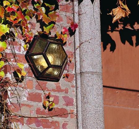 Castor Wandleuchte Konstsmide 533-750 schwarz lackiertes Aluminium, rauchfarbenes Acrylglas, handmade in EU