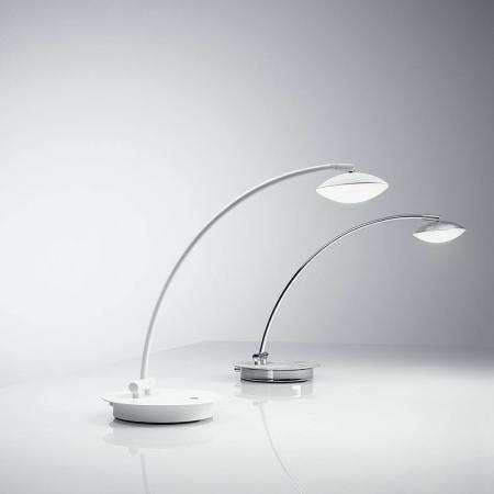 Weiße italienische LED Tischleuchte mit gebogenem Leuchtarm und beweglichem Leuchtkopf und Touchdimmer