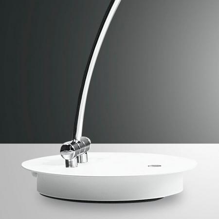 Weiße italienische LED Tischleuchte mit gebogenem Leuchtarm und beweglichem Leuchtkopf und Touchdimmer