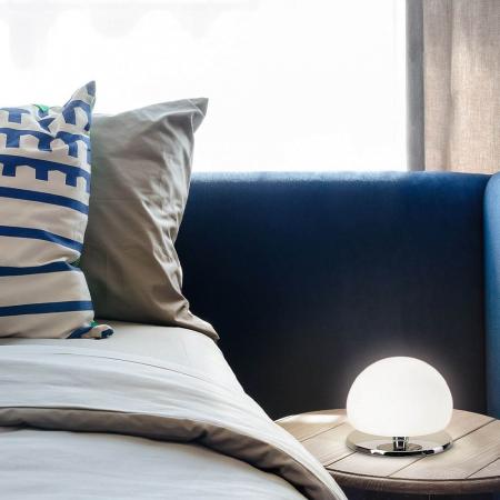 Morgana Zeitlose LED Nacht-Tischleuchte Verchromt dimmbar von Fabas Luce